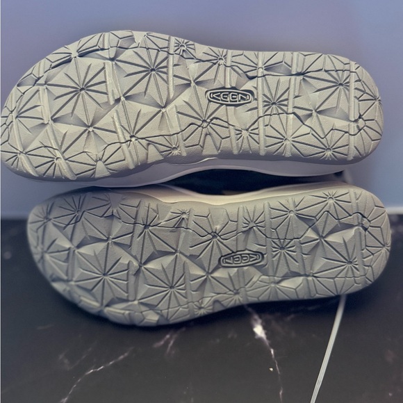 Kids Keen Moxie black Sandals - Picture 3 of 3